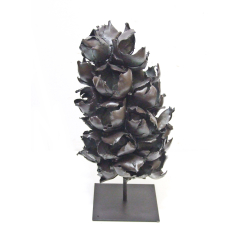 Dekoracja z suszonych kwiatów na metalowej podstawie